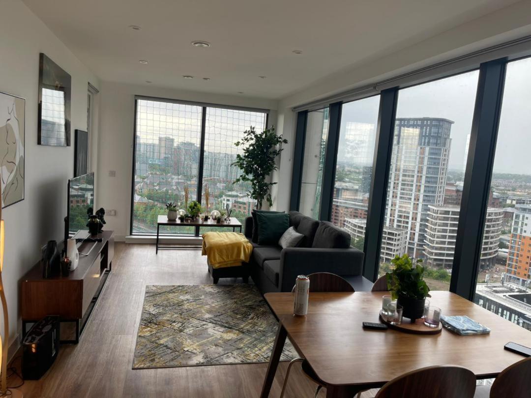 Luxury 2 Bedroom En-Suite Apartment Balcony Views แมนเชสเตอร์ ภายนอก รูปภาพ